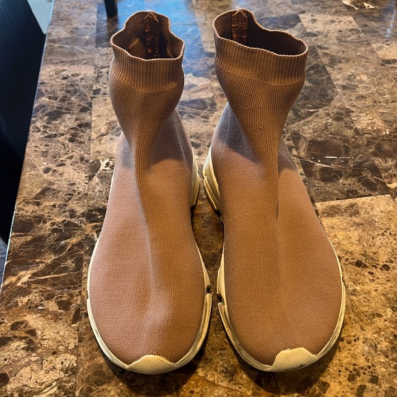 Steve Madden Shoes - Women’s Steve Madden Sock Sneakers in a light pink / beige color - Size 8